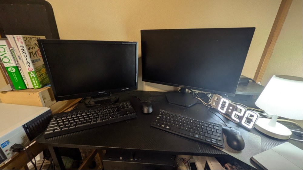 自分のPCデスクを少し整理した。ただほぼスペースない。 レビュー写真
